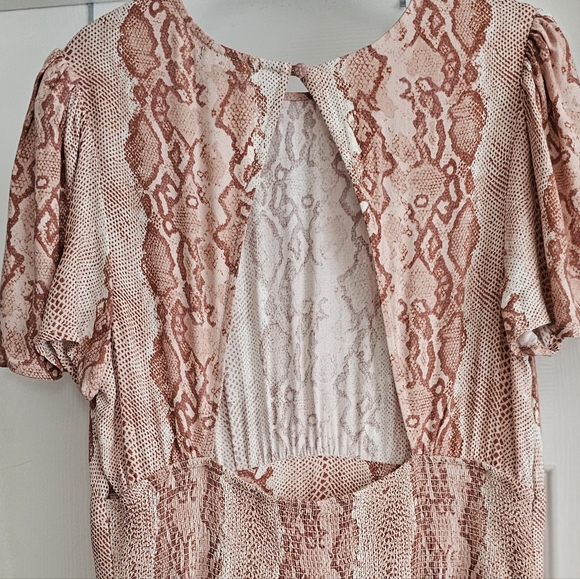 AFRM Jamie Snakeskin Print Cut out Open Back Short Flutter Sleeve Midi Dress - Picture 6 of 9